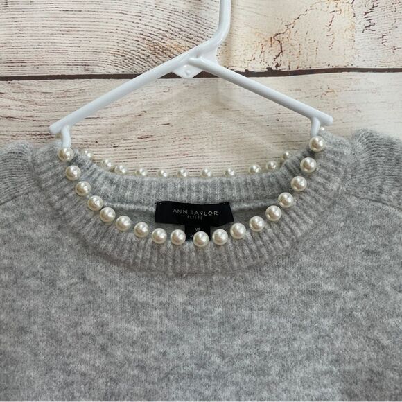 NEW WITH TAGS ANN TAYLOR GRAY SWEATER WITH PEARL DETAILING - Picture 4 of 7